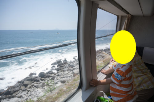 個室から外を見る